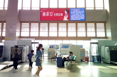懷化南進(jìn)站閘機口上方LED屏廣告