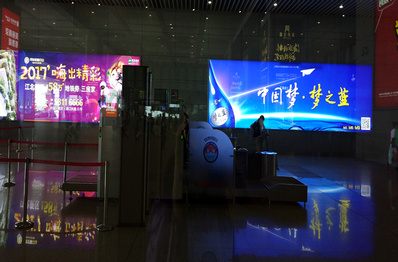 南京南高鐵站一層北廣場(chǎng)進(jìn)站廳東嵌入式燈箱廣告
