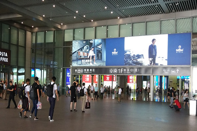 南京南高鐵站北廣場(chǎng)出站口楣頭燈箱廣告