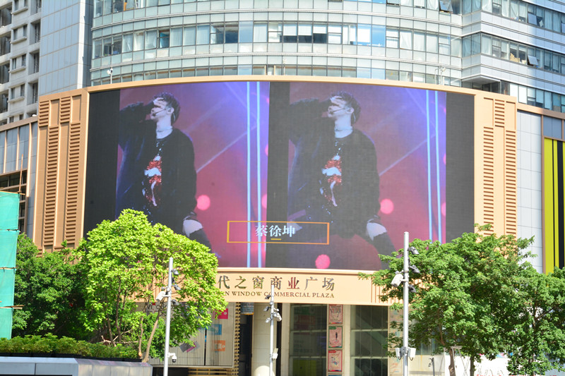 蔡徐坤深圳華強北現代之窗LED屏廣告