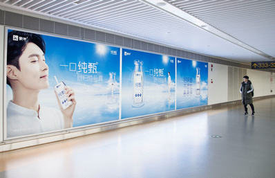 重慶機場(chǎng)T3到達通廊墻體燈箱廣告
