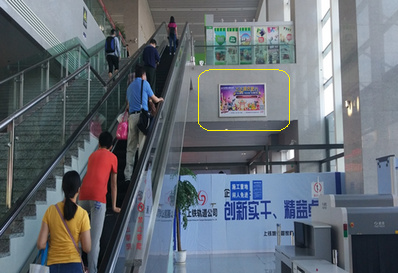 蚌埠南高鐵站一層候車(chē)大廳嵌入式燈箱廣告
