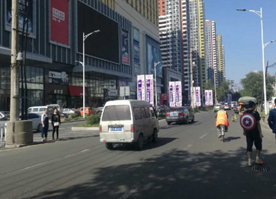 嫩江街火車(chē)站東出口至延安街路口道旗