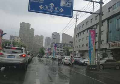 恒山路和廈門(mén)街交匯處道旗