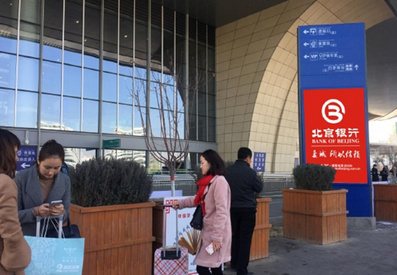 進(jìn)站層戶(hù)外落客平臺燈箱廣告