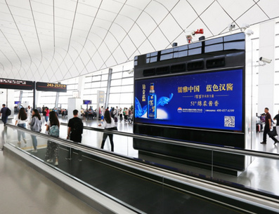三層國內國際候機區平行步道旁風(fēng)塔燈箱廣告