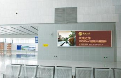 三層候車(chē)廳左右兩側燈箱廣告