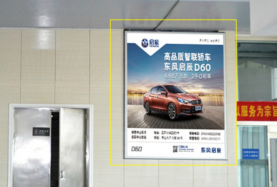 北滘站候車(chē)大廳內員工通道燈箱廣告