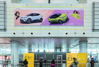 廣州機場(chǎng)到達等候區高空燈箱廣告
