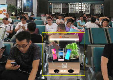 成都機場(chǎng)T2航站樓出發(fā)層候機座椅區展示柜廣告