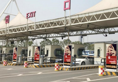 成都機場(chǎng)停車(chē)場(chǎng)出入口燈箱廣告