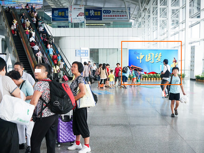 廣州南站出發(fā)層東進(jìn)站大廳電梯兩側落地燈箱廣告