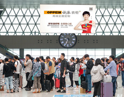 鄭州東站出發(fā)層候車(chē)大廳雙面吊旗廣告