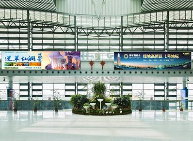 青島北站出發(fā)層候車(chē)大廳西側墻面燈箱廣告