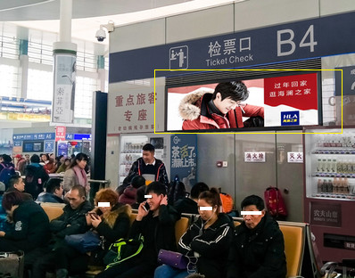 成都東站出發(fā)層候車(chē)大廳座椅旁墻面燈箱廣告