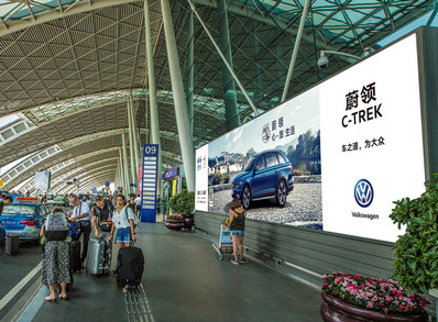 成都機場(chǎng)出發(fā)大廳進(jìn)出口落地燈箱廣告