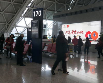 成都機場(chǎng)二層出發(fā)廳墻面燈箱廣告