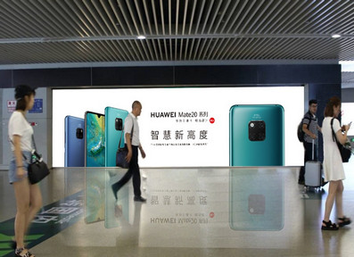 南京機場(chǎng)到達層夾層靠近扶梯處落地燈箱廣告
