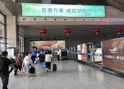 長(cháng)春西站進(jìn)站大廳二樓夾層墻體燈箱廣告