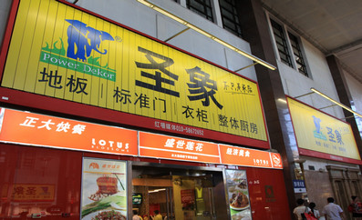 北京站進(jìn)站大廳二層回廊兩側三面翻廣告