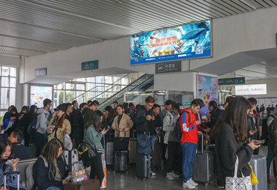 唐家灣站候車(chē)大廳、檢票口與到達口之間圖騰柱燈箱廣告