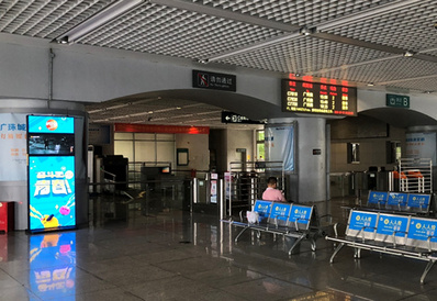 順德站候車(chē)出入口刷屏機廣告案例圖