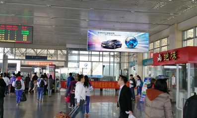 小欖站候車(chē)區上方吊幅廣告