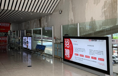 江門(mén)東高鐵站通道之間走廊落地燈箱廣告