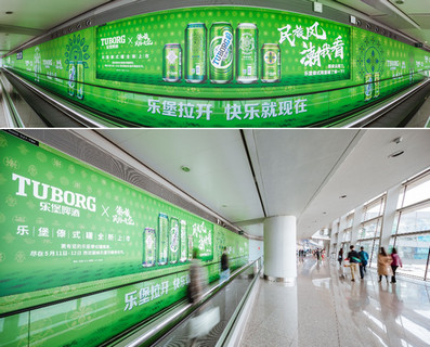 昆明機場(chǎng)F2層國內到達中央指廊墻面燈箱+貼紙廣告
