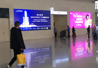 鄭州東站候車(chē)大廳西北入口衛生間旁墻體燈箱廣告