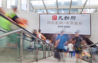 鄭州東站進(jìn)站門(mén)楣燈箱廣告