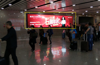 北京西站出站通道壁掛數字燈箱廣告
