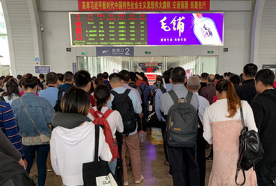 ?？跂|站候車(chē)大廳二樓檢票閘機口LED屏廣告