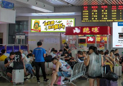 古鎮站候車(chē)大廳信息屏左旁燈箱廣告