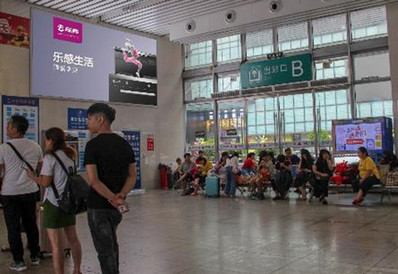 古鎮站售票廳近A、B進(jìn)出站口燈箱廣告