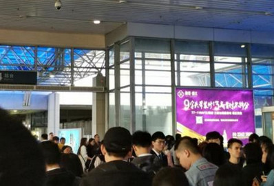 小欖站B區、A區到達口旁燈箱廣告