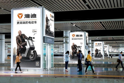 南寧東站站臺層無(wú)障礙電梯背面燈箱廣告