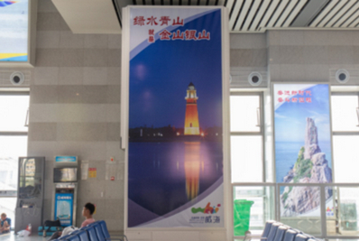 威海站候車(chē)大廳直梯燈箱廣告