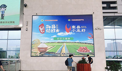 長(cháng)沙南高鐵站西落客平臺墻體燈箱廣告