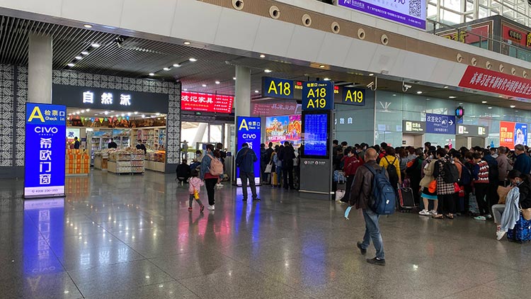希歐門(mén)窗廣州高鐵站刷屏機廣告2