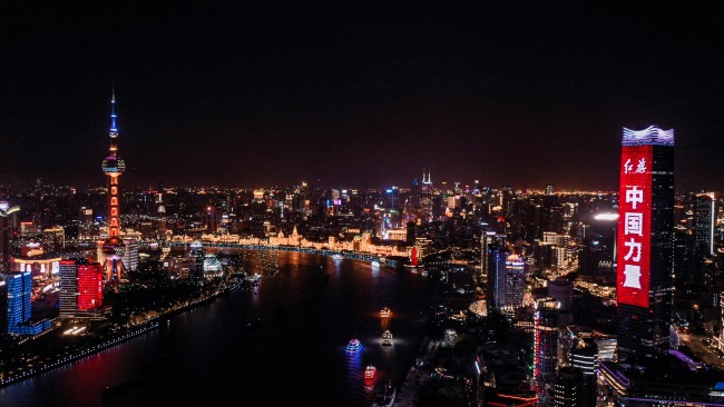 上海外灘地標白玉蘭樓體戶(hù)外LED廣告投放，上海燈光秀廣告價(jià)格