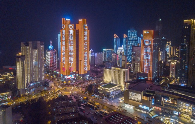 青島五四廣場(chǎng)樓體燈光秀廣告投放，青島地標雙子座大屏廣告價(jià)格