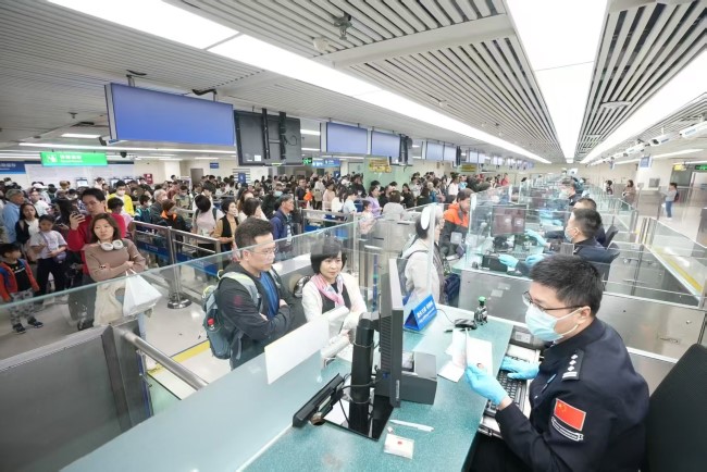 深圳羅湖口岸入境墻面燈箱廣告投放，羅湖口岸通道大屏廣告價(jià)格